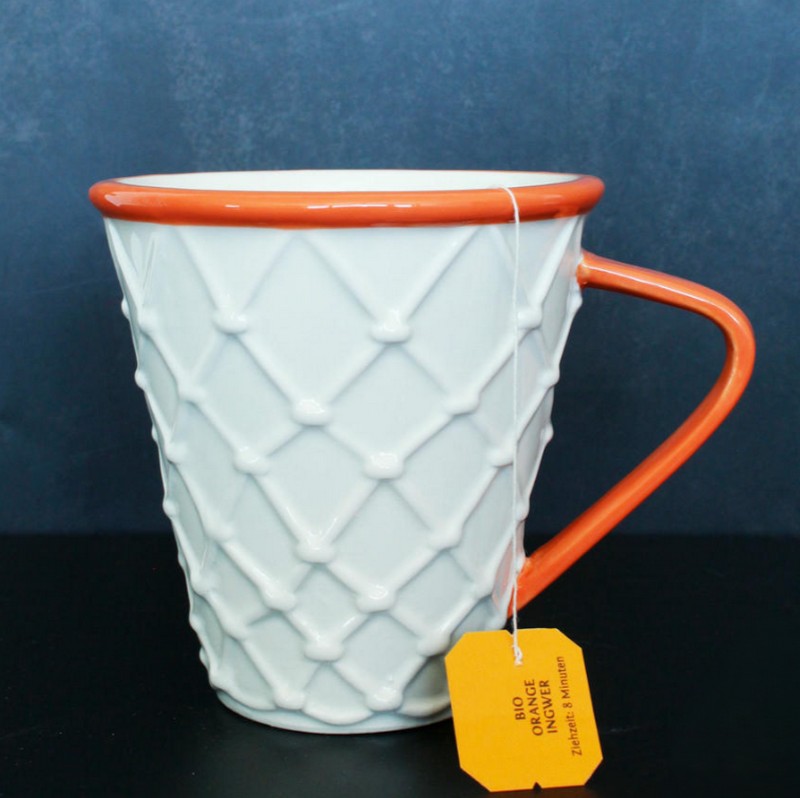 Tazza mug in ceramica con manico a forma di canestro di basket